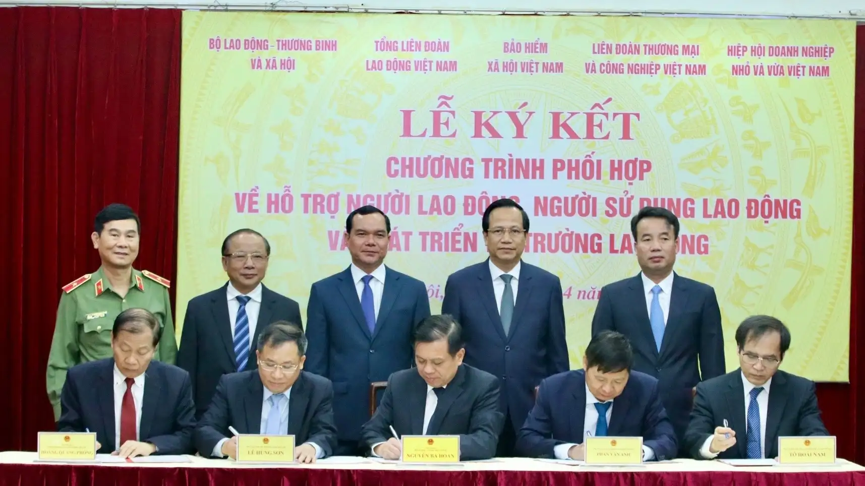 diễn viên phim lấy danh nghĩa người nhà